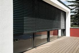 Shutters in voorgevel van een woning.